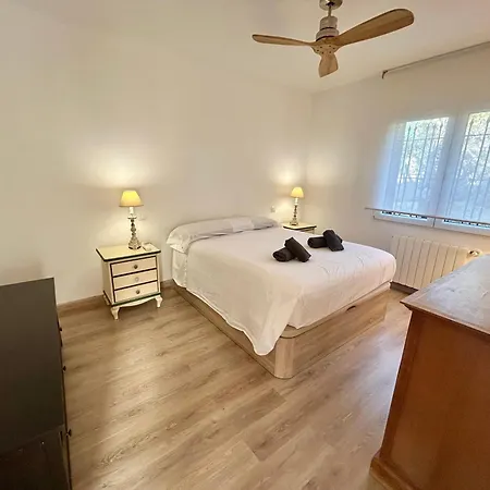 Casa Amb Piscina I Jardi A Per 6 Persones *